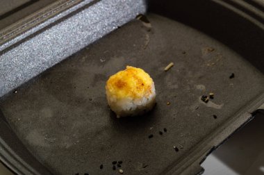 Tek kullanımlık siyah bir konteynırda son rulo.