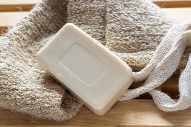 sabun ve bez, ahşap arka planda.