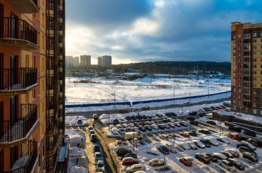 Apartmandan otoparka ve gün batımına kadar görüş.
