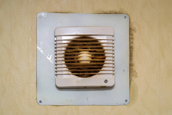 Грязная и пыльная вентиляционная решетка — стоковое фото