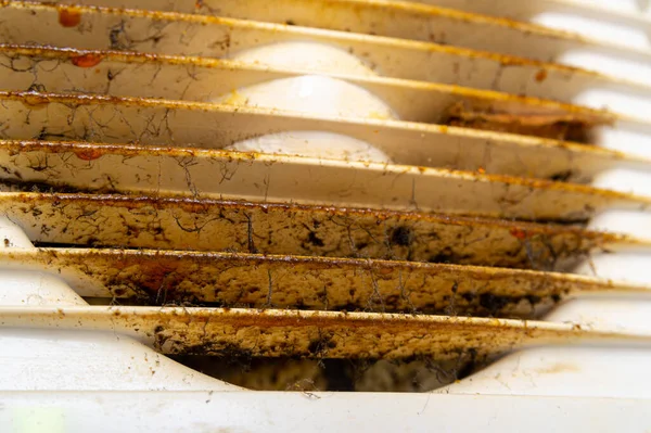 Smutsiga och dammiga ventilationsgaller — Stockfoto