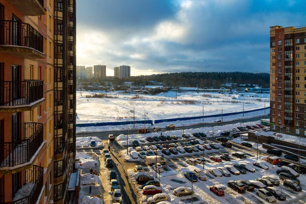 Vista desde el edificio de apartamentos hasta el estacionamiento y la puesta de sol — Foto de Stock