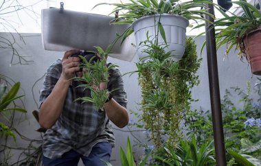 Makro fotoğrafçının iş başındaki boş zamanı.