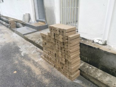 Dışarıdaki girişte beton tuğlalar var..