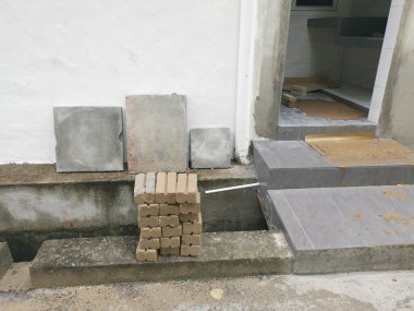 Dışarıdaki girişte beton tuğlalar var..