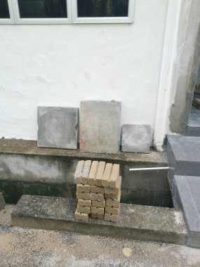 Dışarıdaki girişte beton tuğlalar var..