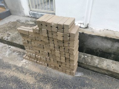Dışarıdaki girişte beton tuğlalar var..