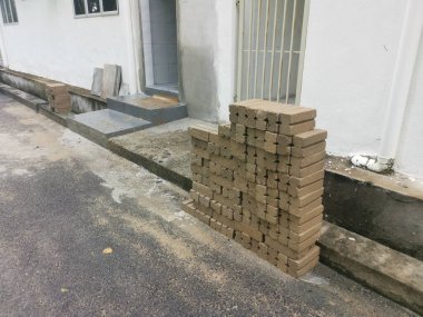 Dışarıdaki girişte beton tuğlalar var..