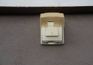 Girişteki plastik kapı zili anahtarı..