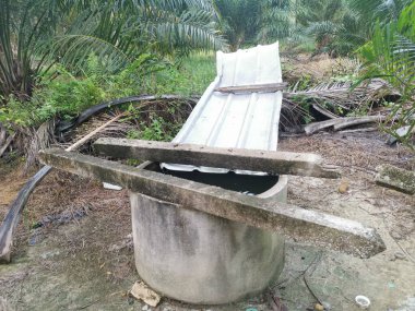 Çini çarşaflı beton duvar çiftlikte yağmur suyu toplamak için.