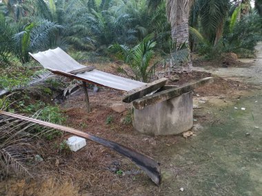 Çini çarşaflı beton duvar çiftlikte yağmur suyu toplamak için.