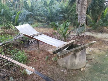 Çini çarşaflı beton duvar çiftlikte yağmur suyu toplamak için.