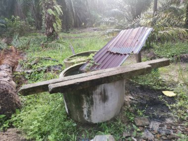 Çini çarşaflı beton duvar çiftlikte yağmur suyu toplamak için.