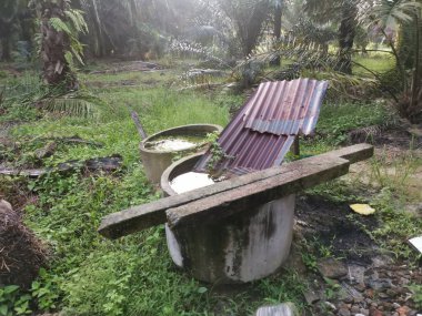 Çini çarşaflı beton duvar çiftlikte yağmur suyu toplamak için.