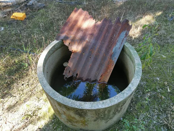 在农场收集雨水的混凝土墙 顶部有锌板 — 图库照片