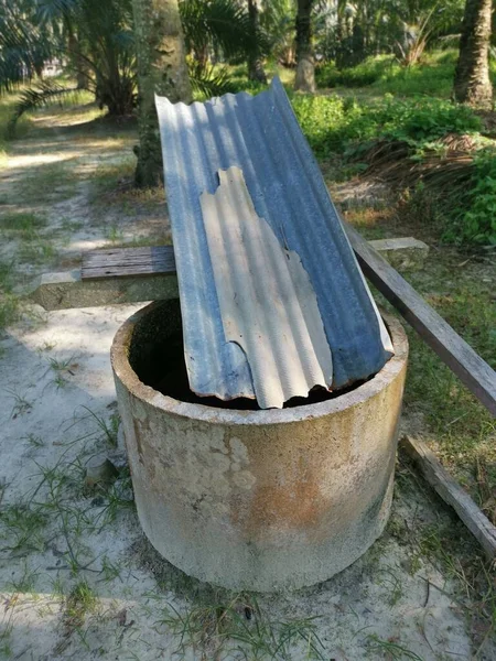 在农场收集雨水的混凝土墙 顶部有锌板 — 图库照片