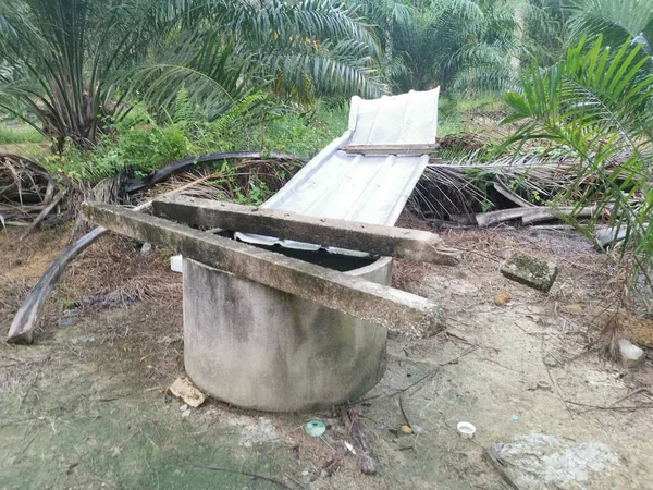 在农场收集雨水的混凝土墙 顶部有锌板 — 图库照片