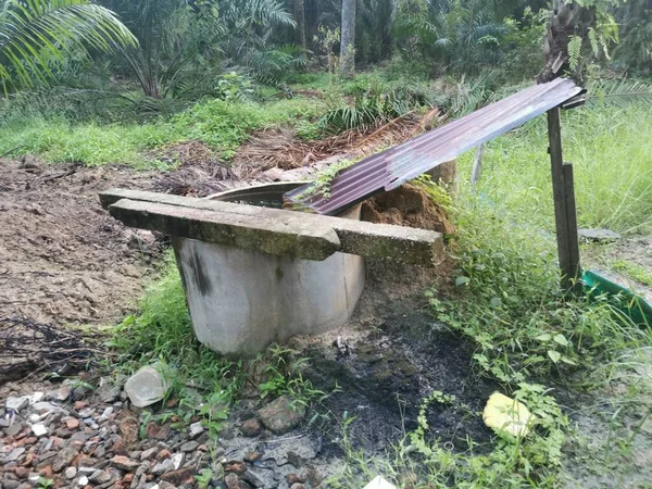 Çini Çarşaflı Beton Duvar Çiftlikte Yağmur Suyu Toplamak Için — Stok fotoğraf