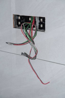 Delik duvarının yanındaki elektrik kablosu.