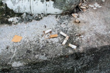 Kaldırım kenarında sigara izmaritleri..