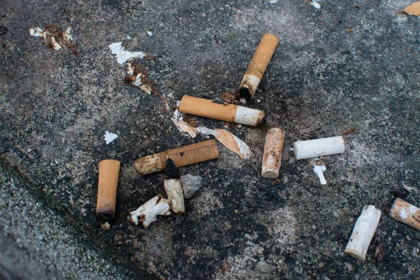 Restjes Sigarettenpeuken Bij Het Vuile Trottoir — Stockfoto