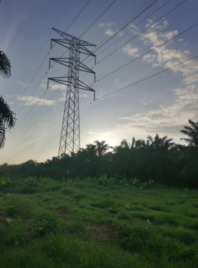 Elektrik iletim kulesinin etrafındaki sabah sahnesi 