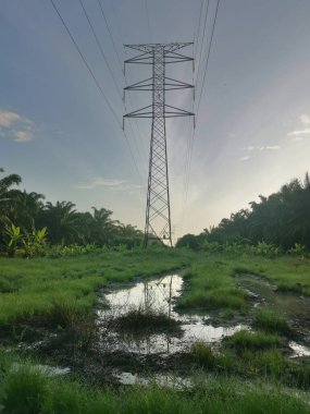 Elektrik iletim kulesinin etrafındaki sabah sahnesi 