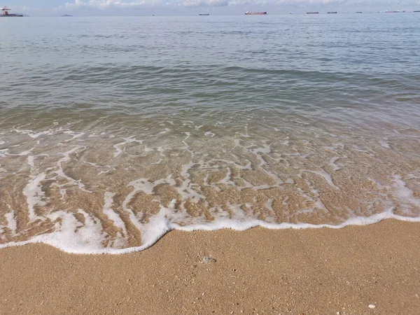 Σκηνή Του Κύματος Της Θάλασσας Κινείται Πάνω Στην Αμμώδη Παραλία — Φωτογραφία Αρχείου