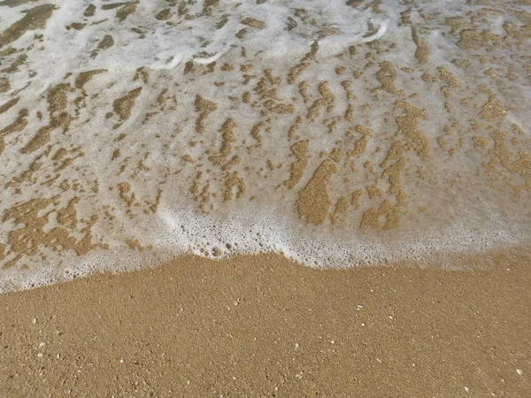 砂浜に移動する海の波のシーン — ストック写真