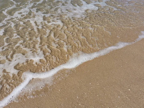 Deniz Dalgalarının Kumlu Sahile Doğru Ilerlediği Sahne — Stok fotoğraf