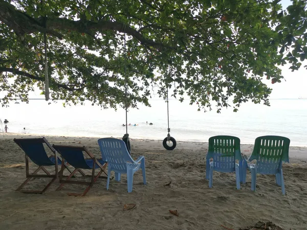 马来西亚 2021年11月1日 人们在Teluk Batik度假村奇异海滩上放松的娱乐活动 — 图库照片