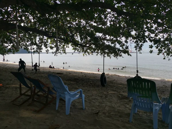 马来西亚 2021年11月1日 人们在Teluk Batik度假村奇异海滩上放松的娱乐活动 — 图库照片