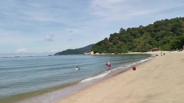 马来西亚 2021年11月1日 人们在Teluk Batik度假村奇异海滩上放松的娱乐活动 — 图库视频影像