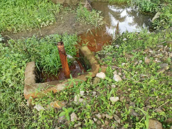 农场的腐蚀漏水管 — 图库照片