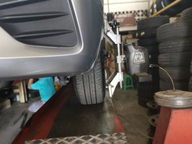 Perak, Malezya. 7 Kasım 2021: Tekerlek hizalama makinesi, parmak, camber, caster ve Kg Koh Araba Servisi 'ndeki araca kadar sürüş yüksekliğini ölçmek için kullanılan teşhis sistemlerini çalıştırır.