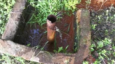 Çiftlikteki çürümüş su sızıntısı borusu