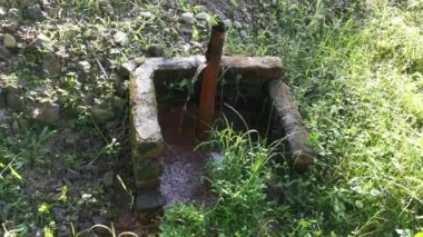 Çiftlikteki çürümüş su sızıntısı borusu