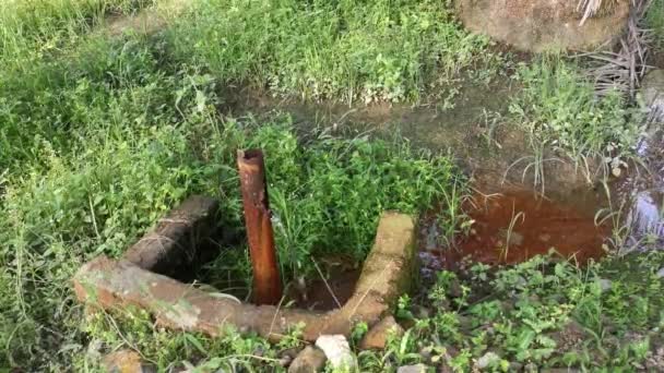 Korrodierte Wasserleitung Auf Dem Hof — Stockvideo