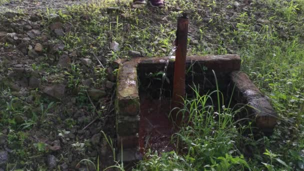 Mano Lavado Con Tubería Fugas Agua Corroída — Vídeo de stock