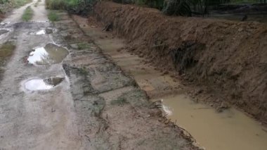 Kırsal yol boyunca drenaj kazdık..