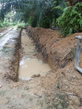 Kırsal yol boyunca drenaj kazdık..