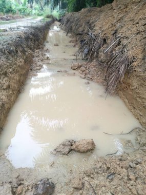Kırsal yol boyunca drenaj kazdık..