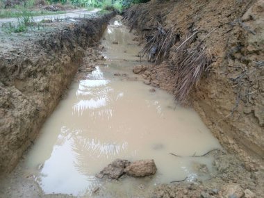 Kırsal yol boyunca drenaj kazdık..