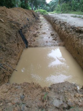 Kırsal yol boyunca drenaj kazdık..