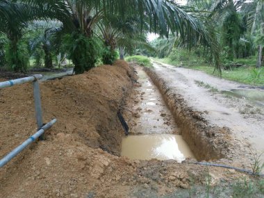 Kırsal yol boyunca drenaj kazdık..