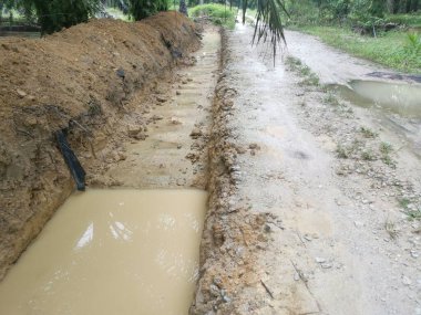 Kırsal yol boyunca drenaj kazdık..