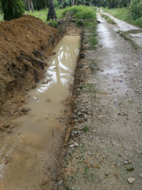 Kırsal yol boyunca drenaj kazdık..