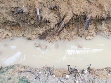 Kırsal yol boyunca drenaj kazdık..