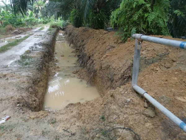 農村部の道路に沿って排水を掘り — ストック写真
