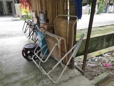 Ahşap kulübede katlanmış eski bir çift sandalye..